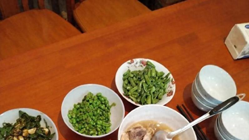 老公带回小三要离婚，我痛快答应：不用再为家里八口人做饭了