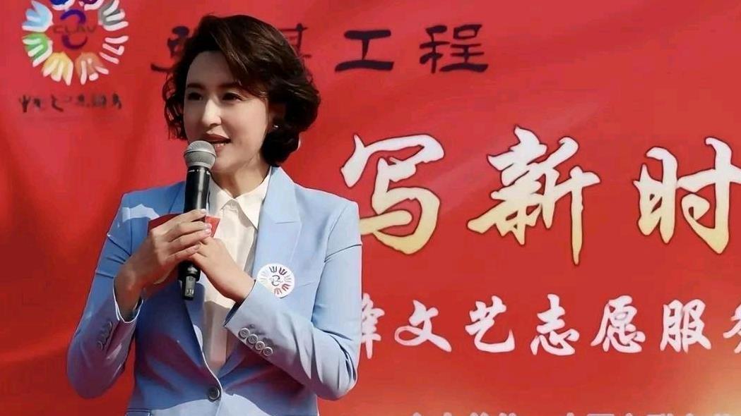 张蕾河北主持遭争议，紧身西裤引热议，本人回应：心脏者看物皆脏