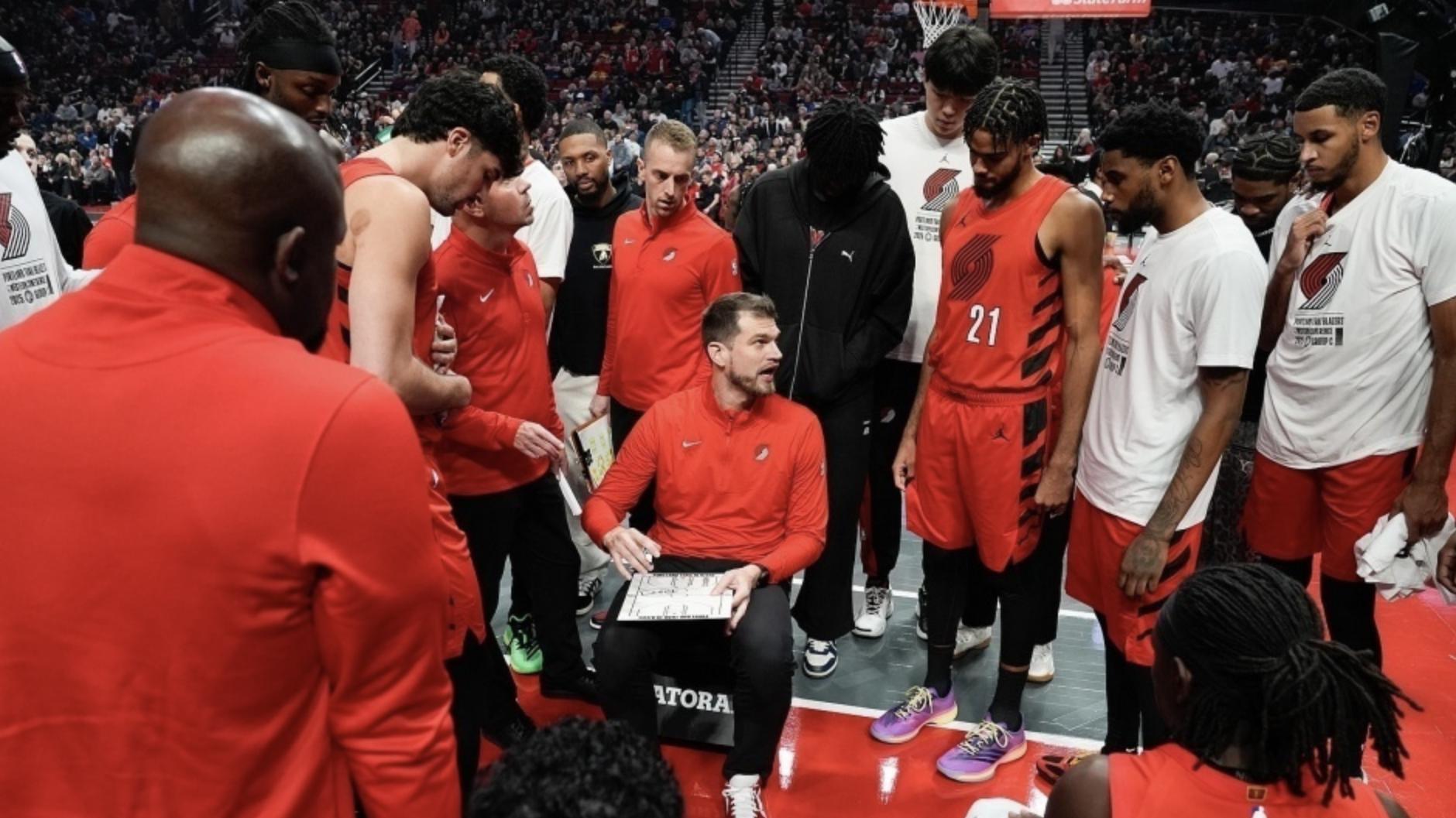 杨瀚森连坐3场冷板凳！开拓者22分逆转，第四中锋如何破局？