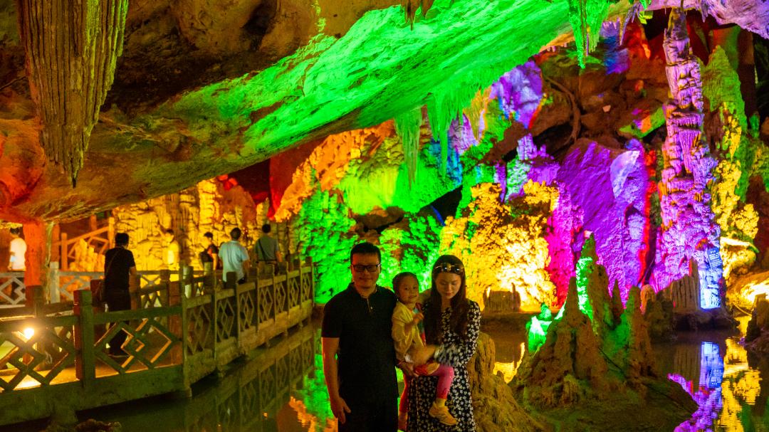 聚焦亲子避暑需求，绵阳九皇山以奇幻林雪趣、猿王洞清凉体验引客潮