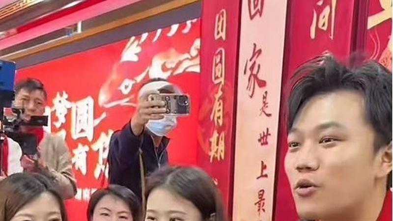 谢浩男抱着妹妹睡着，首次回应直播带货！重要嘉宾登场，全场看哭