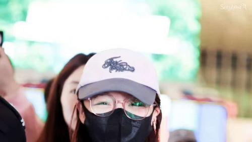 黄霄云在日常中佩戴了shero希路品牌眼镜