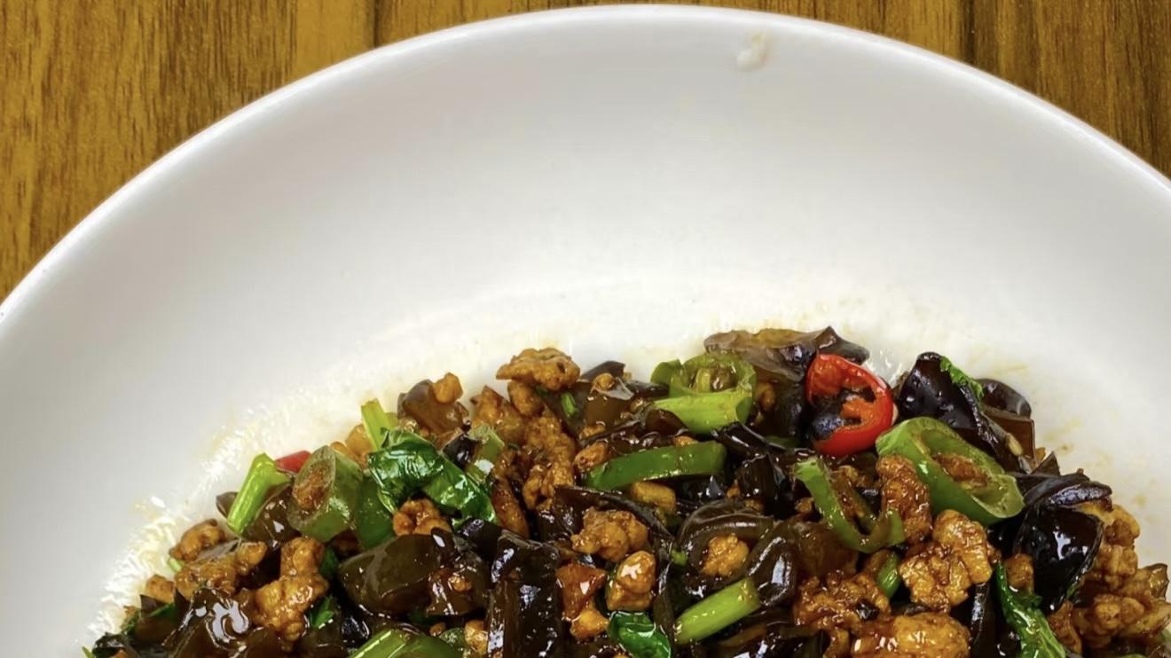 香辣木耳肉末：米饭杀手的逆袭