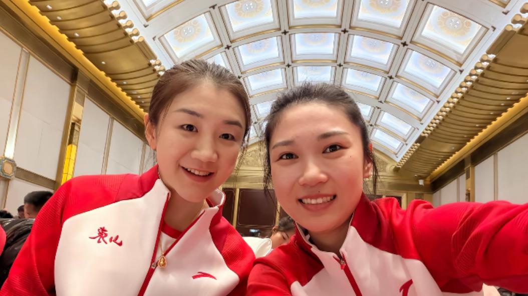 照片上的2个人有4个共同点：第一都是山东的，第二都拿过世界冠军