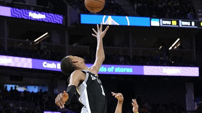 库里 49 分准绝杀马刺，NBA 杯上演 "库日天" 时刻