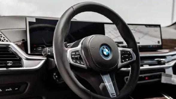 2026款宝马 X5，黑化设计，搭载3.0T插电混动，纯电续航61km！