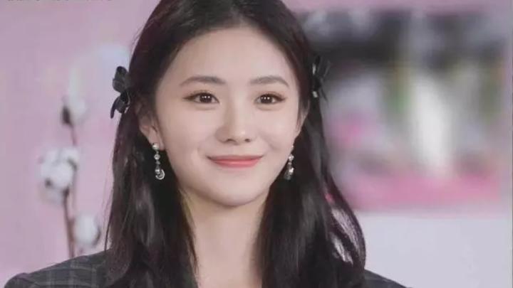 刘浩存堪称新晋花旦女神典范，黑色百褶短裙配方格西服，瞬间化身甜美萝莉！