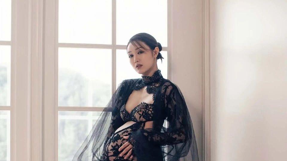 34岁女星张宝儿晒黑色蕾丝孕肚照，网友看了直呼：太性感