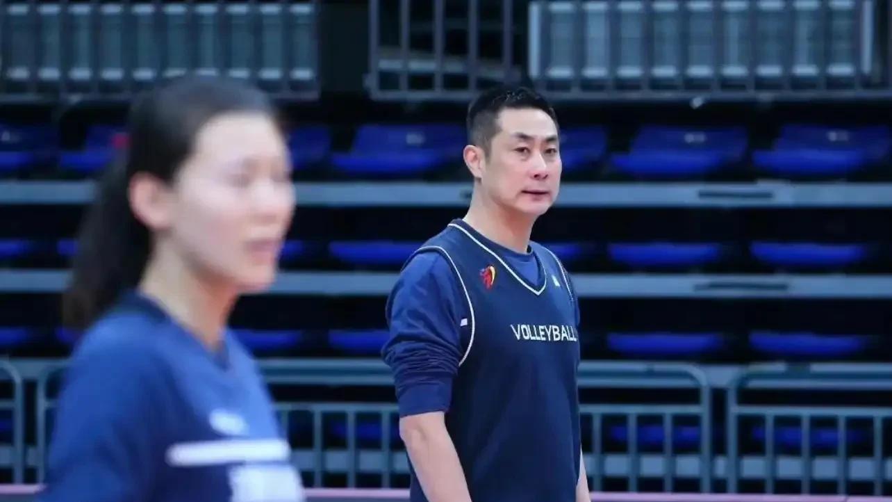匡琦执教排超两俱乐部，陈方临场水平高！两人谁会成中国女排主帅