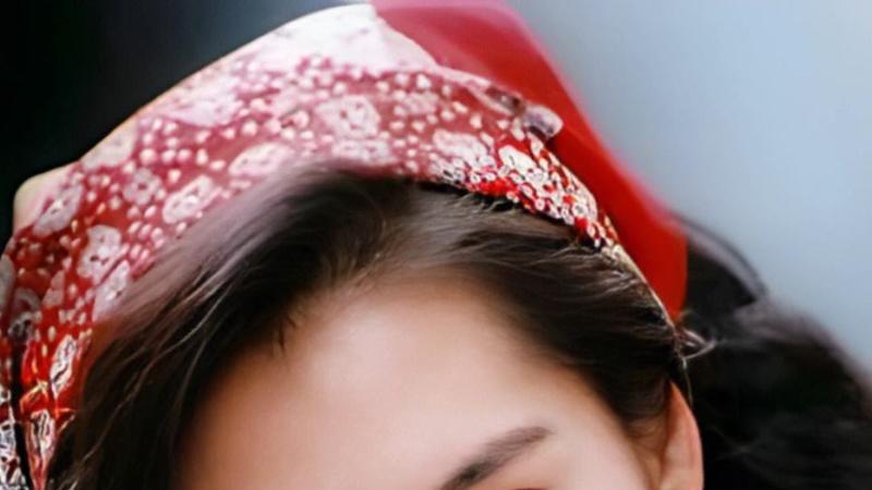 52岁朱茵近况曝光：住乡下老宅开旧车，活成娱乐圈清流