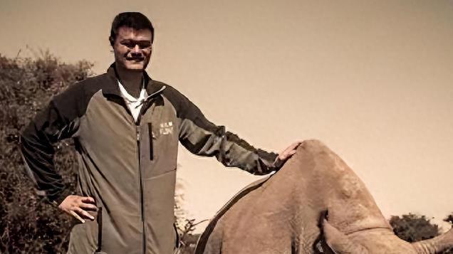 这并非特效 姚明身形就这么夸张，水里似灭霸 奥尼尔都显娇小