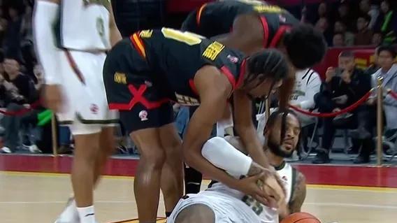 又输了！内外线崩盘，CBA四冠王3连败，王岚嵚5失误 布朗空砍27分