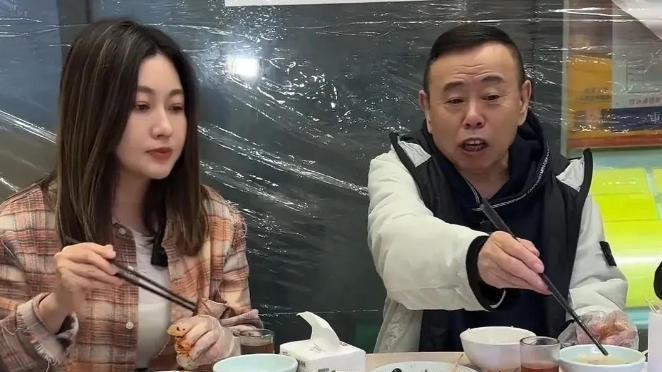 68岁潘长江重庆火锅之旅，两元矿泉水，背后的故事你猜不到？