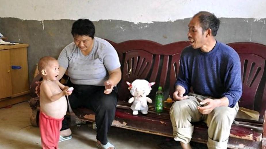 河南1岁半女童离奇怀孕，手术刚开了个口，婴儿就自己蹦出来了！