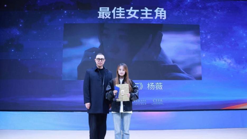 演员杨薇主演影片《顺流而下》连获殊荣 演技实力获三大青年影展认可