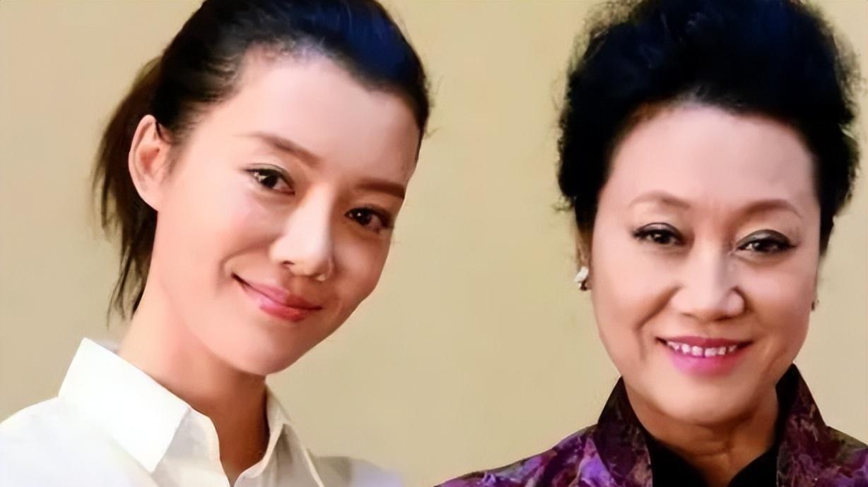 王丽云：离婚后到至今单身，经常买地摊货，穿20块钱一双的鞋子