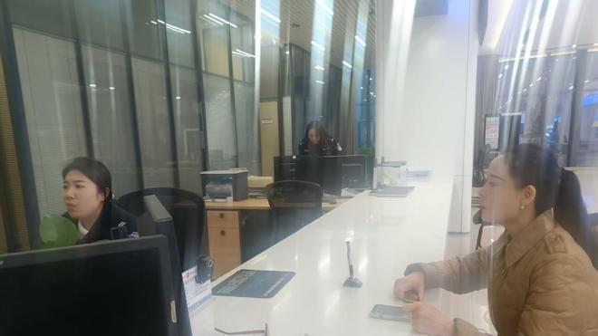 三门峡市公安局违章综合受理窗口：下班铃响人不散 为民服务不打烊