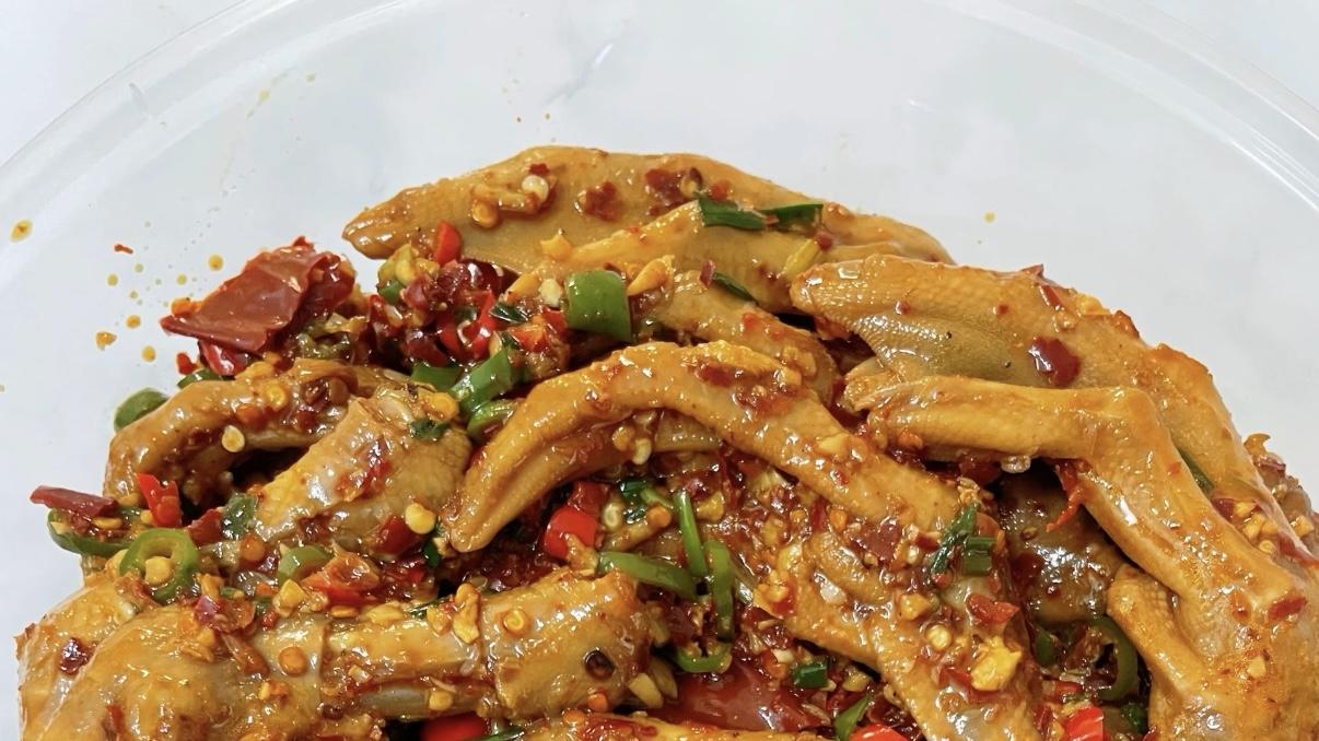 香辣卤鸭爪的逆袭：先卤后炒，厨房小白也能嗨翻味蕾！