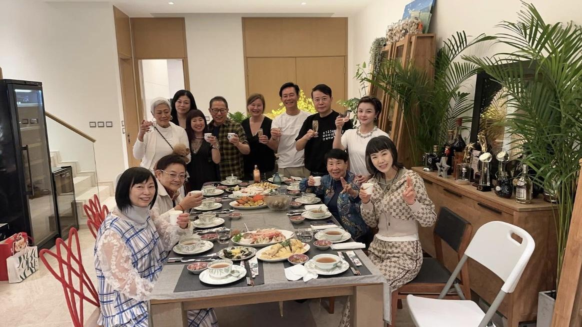 62岁张兆辉乔迁新居，古董名酒摆满柜子，与友人吃饭庆贺好热闹