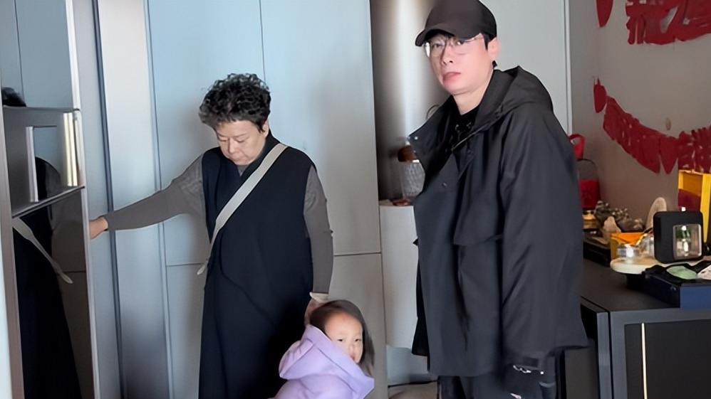 宋玉希为爱隆胸后的生活现状，呼吸困难是否让她后悔不已？