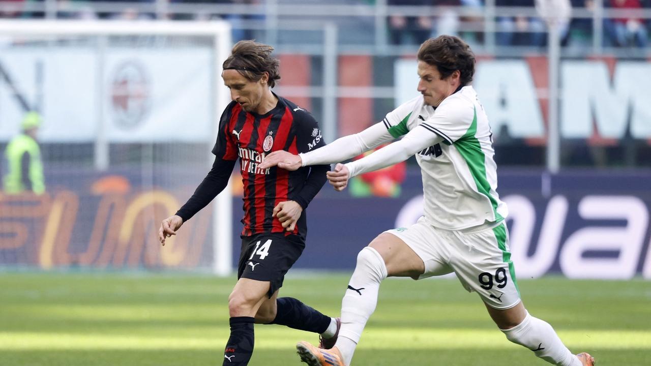 意大利超级杯，就是意甲俱乐部团建，那不勒斯AC米兰谁进决赛都一样