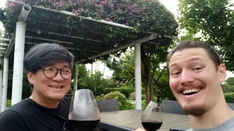 周华健35岁儿子结婚！无东方基因，父子像兄弟，华人新娘高挑漂亮