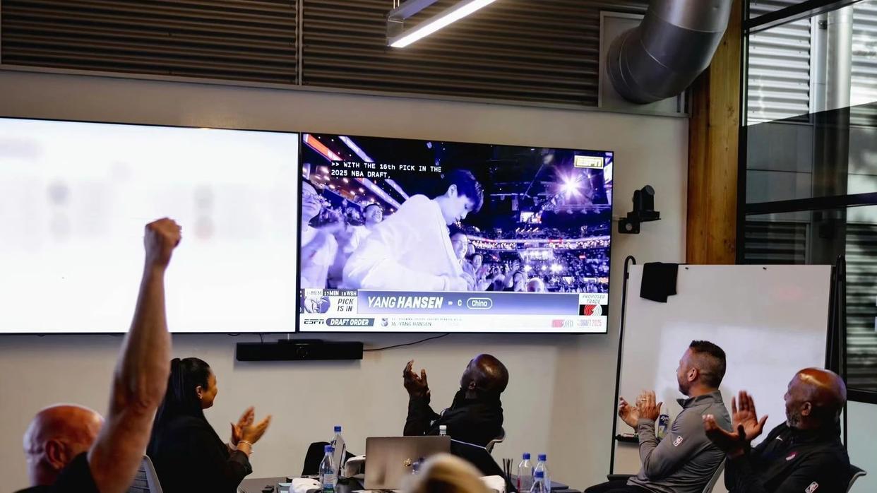 杨瀚森首秀对阵勇士，流量拉满了！试训打崩对手，还是8号秀？