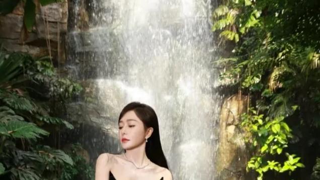 45岁秦岚晒照，黑色抹胸修身礼服长裙，优雅又美丽