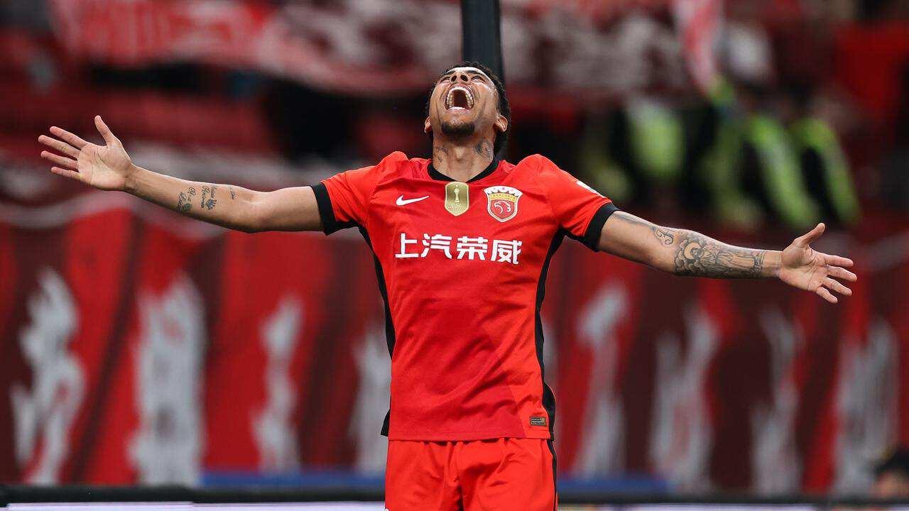 上港中锋成中超冬窗大鱼，申花和大连都可以考虑引进他，值得期待