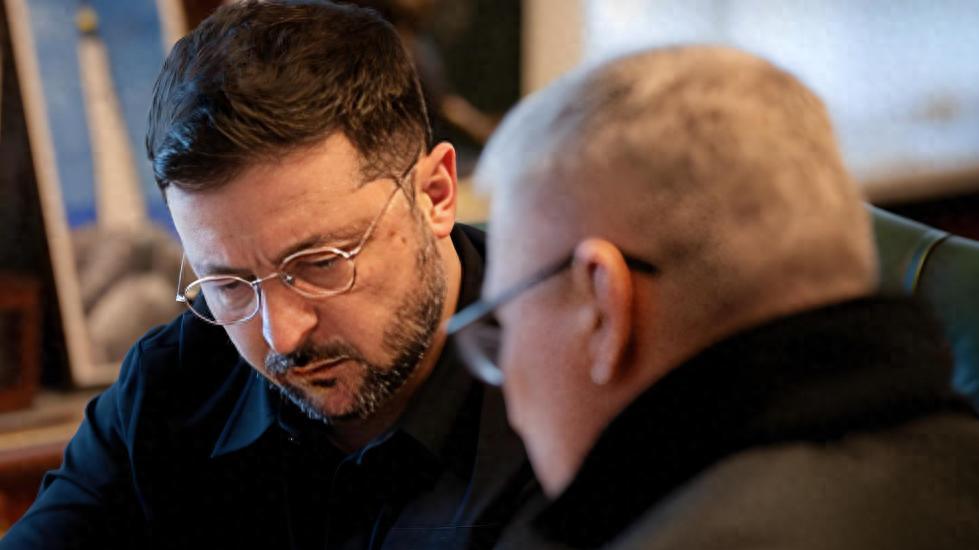 泽连斯基再撕中国，抹黑卫星支援俄军，幕后推手的大棋越下越明显