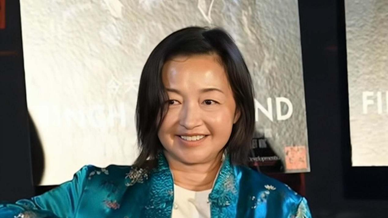 香港知名女星复出拍戏，满脸雀斑颈纹明显