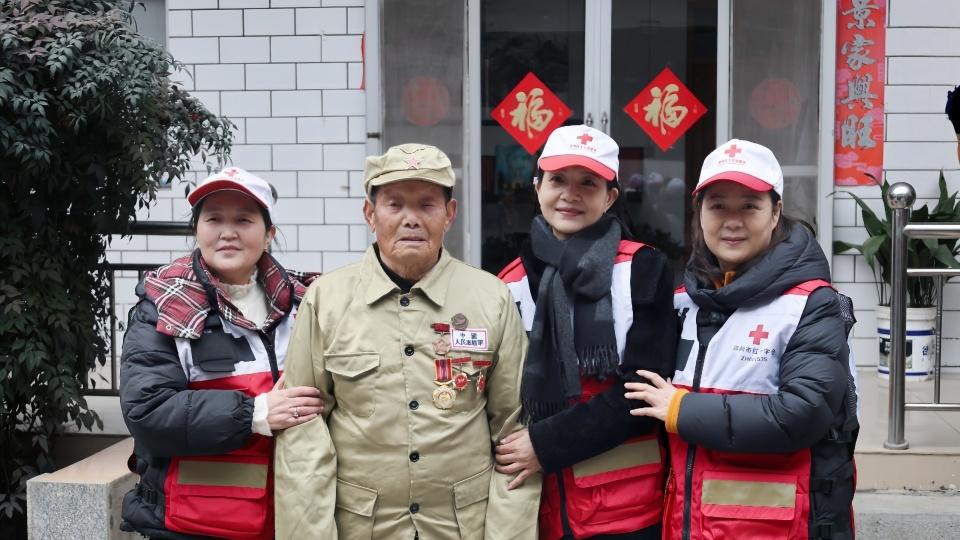 镜头映峥嵘 温情暖老兵 —— 红十字摄影之光志愿者致敬老兵公益活动圆满举行