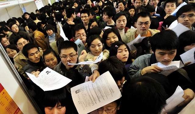 全员交社保，说是好事，但为何又说苦了老板，还苦了底层打工人？