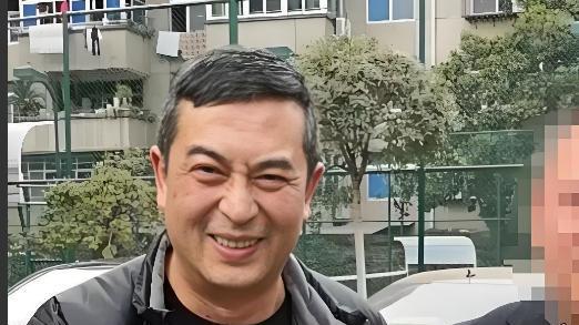 54岁张嘉译被偶遇，穿着老头衫两鬓花白，病情严重连走路都站不直
