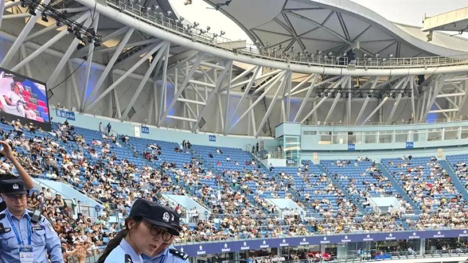上海网球大师赛引热议，46岁女球迷让人哭笑不得，结局挺令人舒适