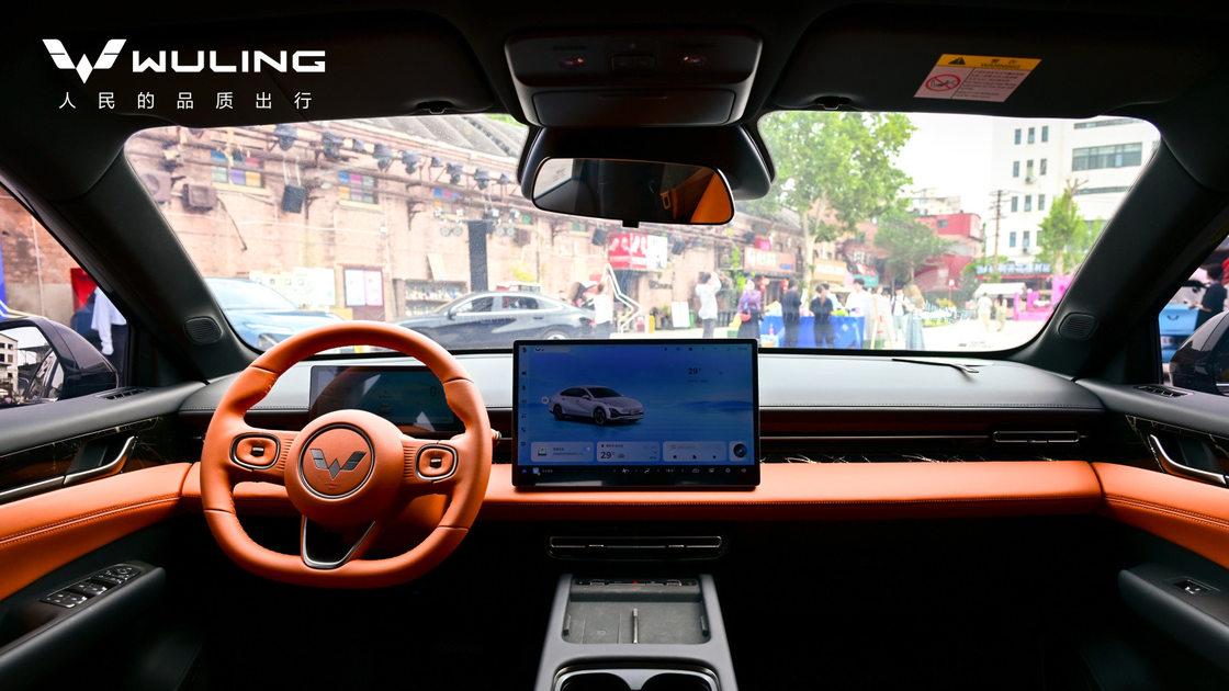 售价 7.68万起   2025款五菱星光以技术普惠重塑B级车市场格局