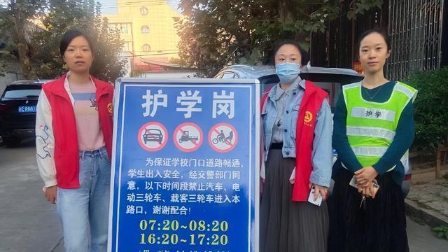 后续来了！妈妈背婴儿学校站岗40分钟，聊天记录曝光，教育局回应
