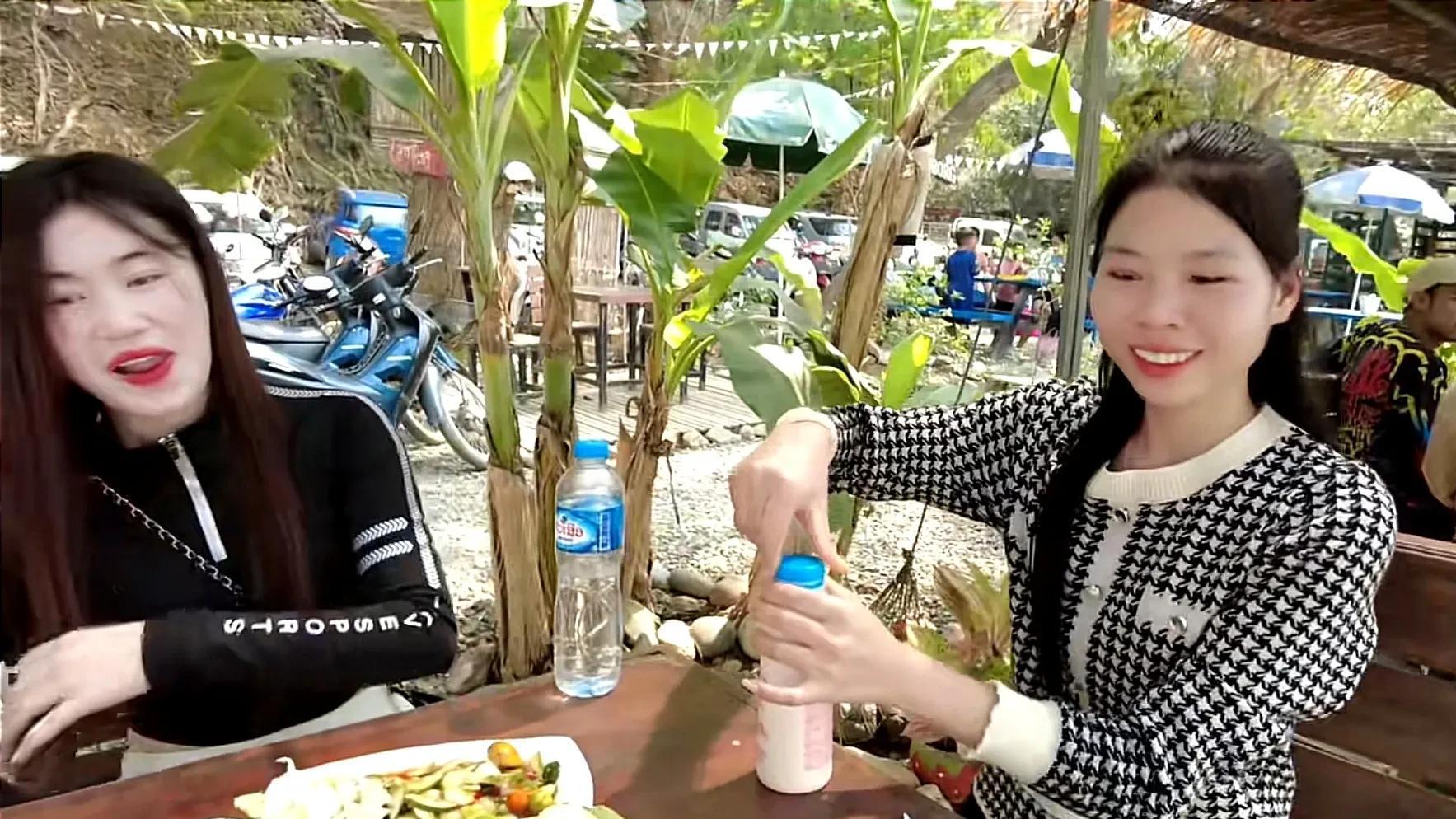 老挝一年，为何这位广西小伙最终选择了相貌平平、家境贫寒的女孩作为女朋友？