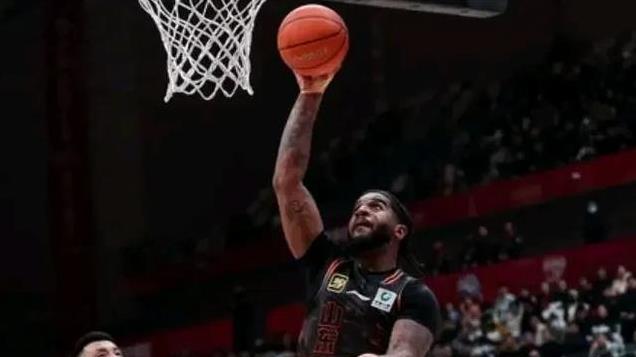 唉！一个闹情绪不回防，一个骂裁判被驱逐，俩“火药桶”害惨邱彪