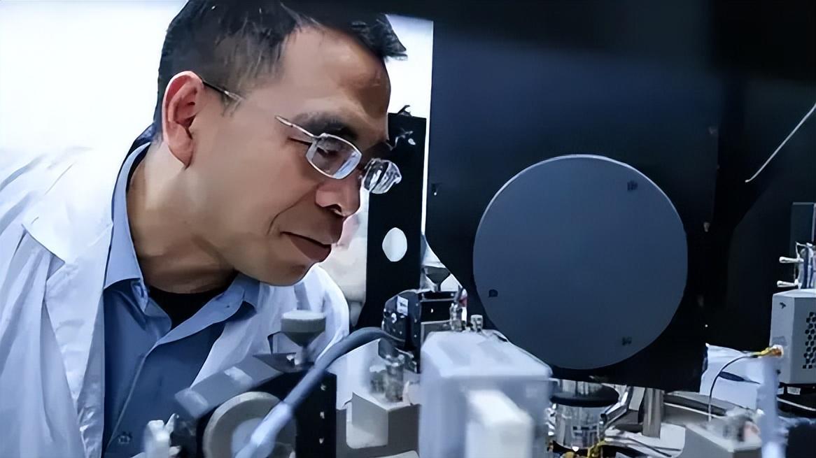 国产突破！全球首颗二维-硅基芯片成功研发，速度快百万倍