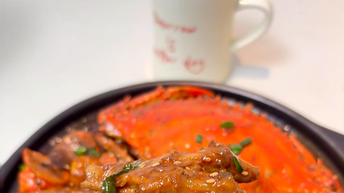 肉蟹煲是一道融合了螃蟹、鸡爪、鲜虾等多种食材的经典美食，汤汁浓郁，口感层次丰富