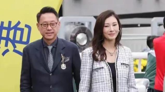 一代神颜终将落幕！54岁李嘉欣老态倍显，网友：美了一辈子