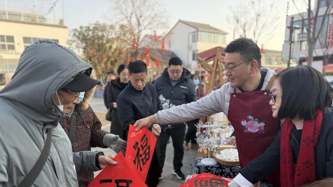惠山民盟“书春送福”到乡村