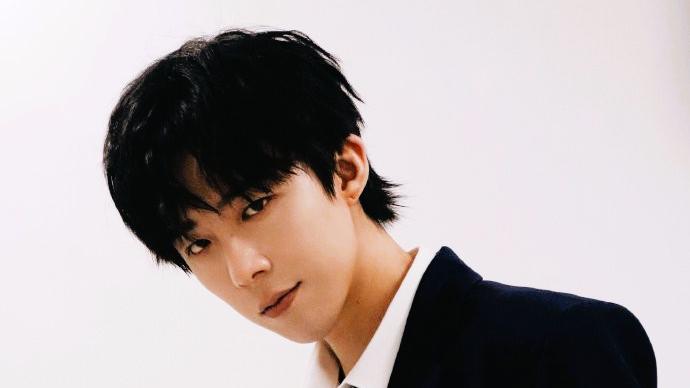 刘宇宁演唱会互撩名场面，张凌赫脸红，全网玩梗