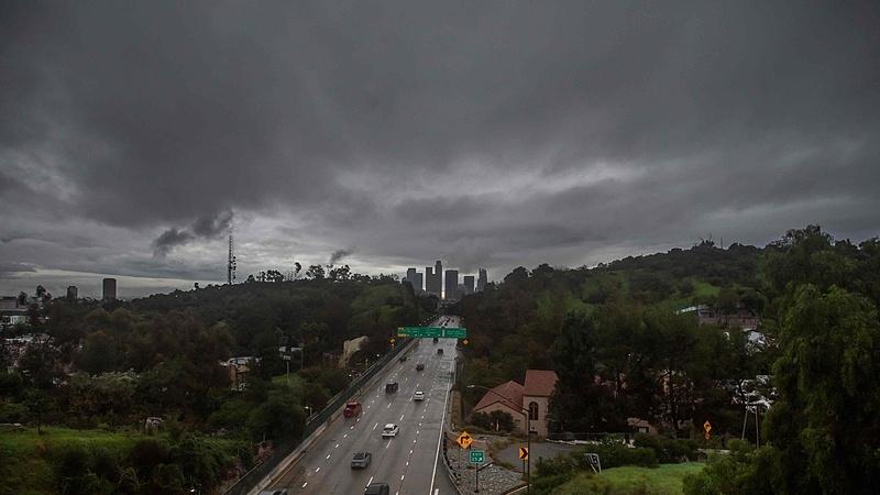 冬季风暴引发美国加州多起自然灾害