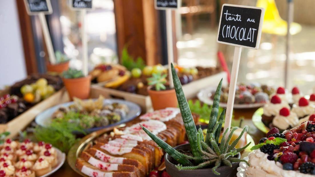 豪华酒店"接地气"：从云端到街边的美味探索