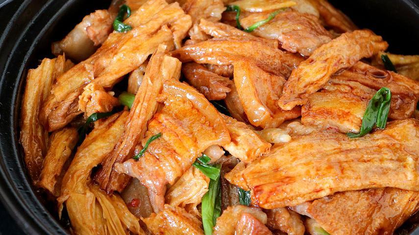 腐竹焖五花肉的秘密：为什么这道菜人人称赞？