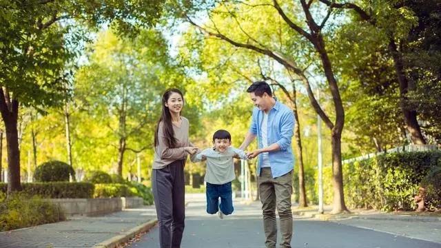 如今进城带娃儿的怎么多是丈母娘了？公婆到底去哪儿了呢？