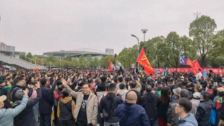 就在刚刚！武汉万人现场沸腾！