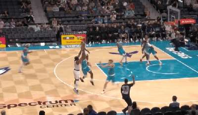 哈登接球追身三分强投再中，个人目前已得到38分